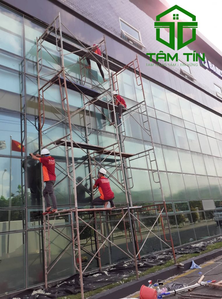 Dịch vụ lau kính ngoài trời cần sử dụng dịch vụ tương đối phức tạp