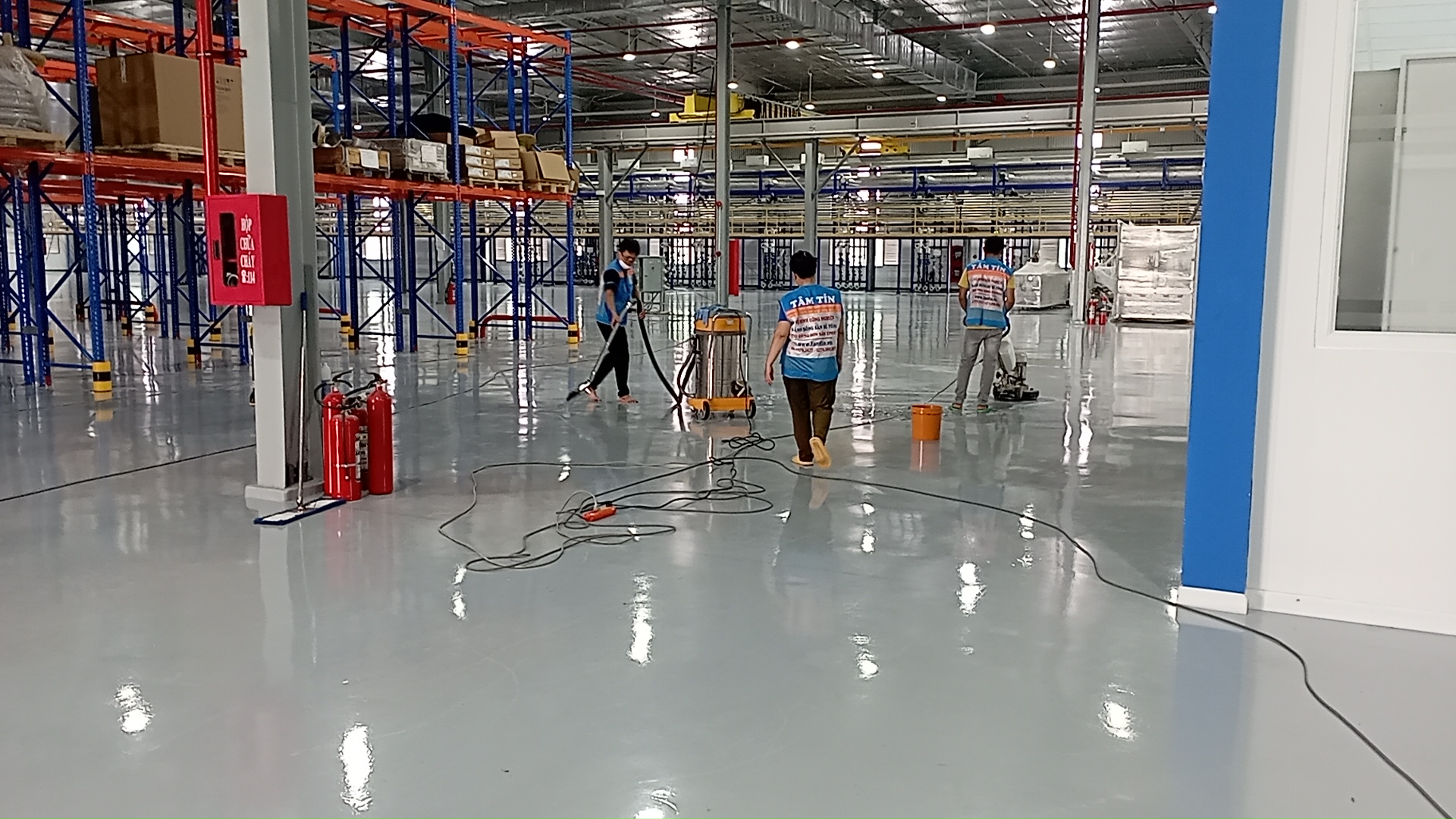 Phủ bóng sàn nhà - Vệ sinh công nghiệp Củ Chi trọn gói